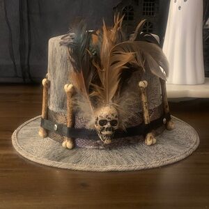 Spirit Men's Gray Straw Hat with Brown Feathers and Skull Accent